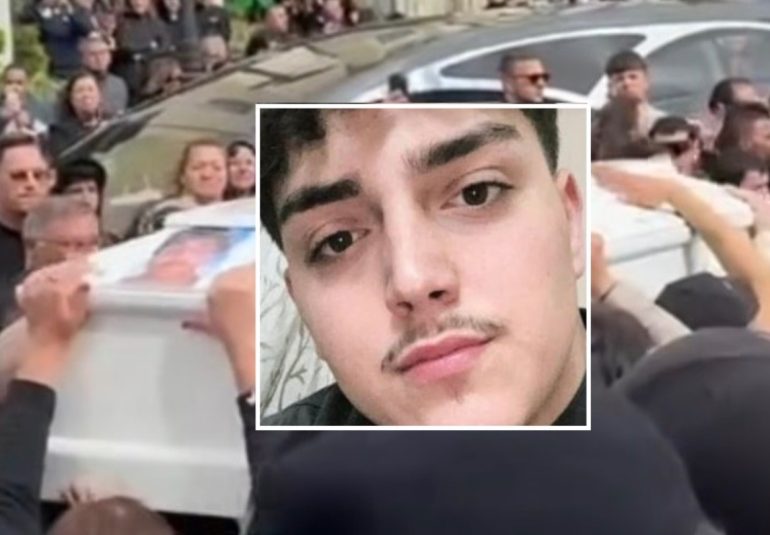 Succivo, folla commossa ai funerali del 19enne Davide Carbisiero