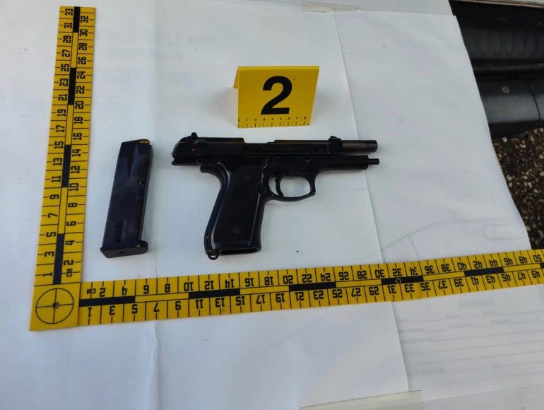 Napoli, kalashnikov, pistole e proiettili in auto rubata: erano pronti all’uso