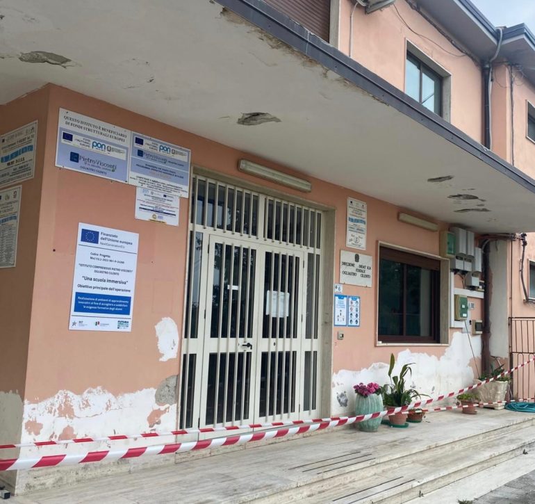Ogliastro Cilento, crollano calcinacci alla scuola primaria