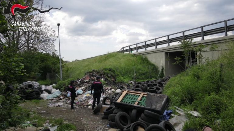Casamarciano, scoperta discarica abusiva di pneumatici: 3 arresti