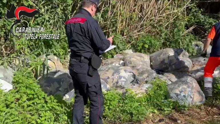 Napoli, assolti tre carabinieri forestali: non presero buoni carburante