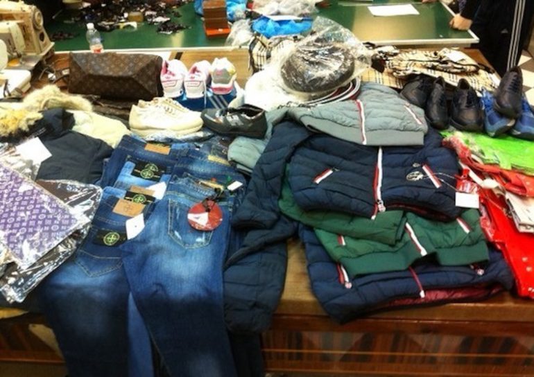 Napoli, E-commerce di abiti falsi: 21 indagati