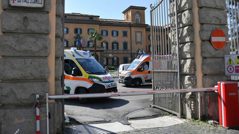 Roma, muore a 13 anni colpito da proiettile mentre giocava in casa con una pistola
