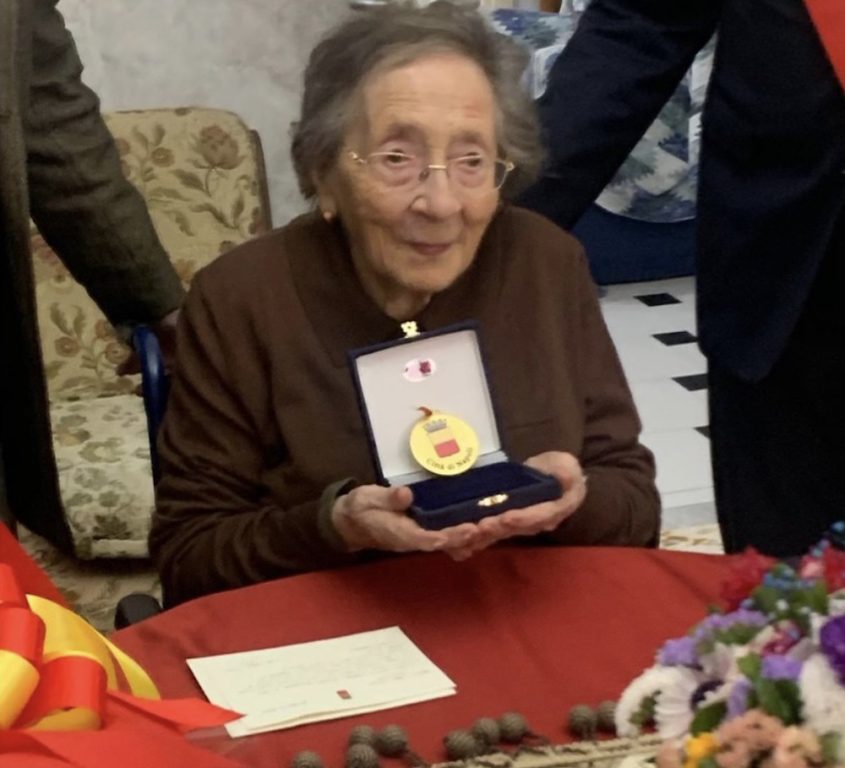 Napoli, festa a Ponticelli: nonna Antonietta compie 100 anni