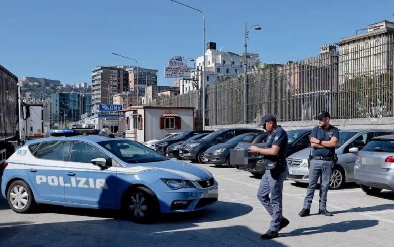 Napoli, parcheggiatore abusivo rapina automobilista alla Riviera di Chiaia: arrestato
