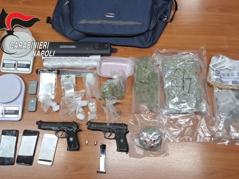 Boscoreale, coppia arrestata con droga e armi: in casa anche pistole a salve modificate