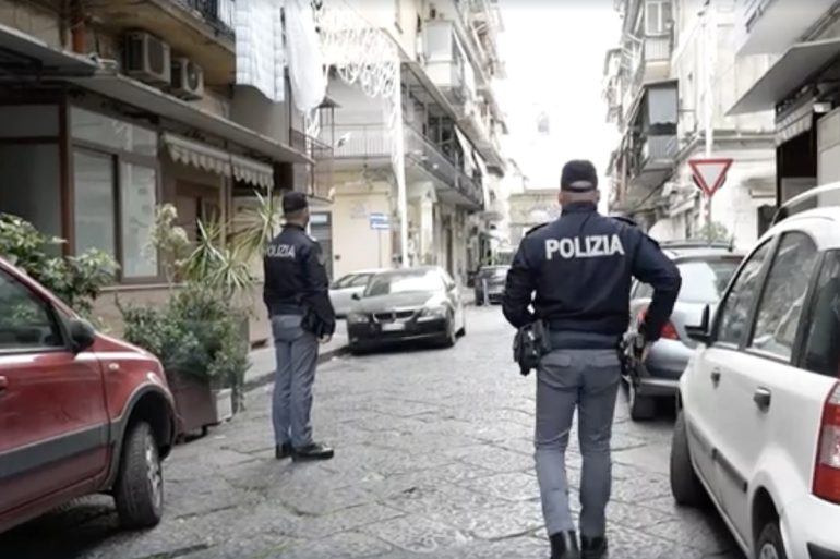 Napoli, spari alla processione: caccia la pistolero delle Case Nuove