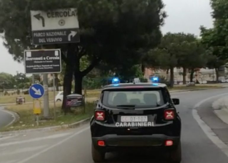 A Cercola la centrale del riciclaggio di auto, smontavano e falsificavano targhe e telai 3 arresti