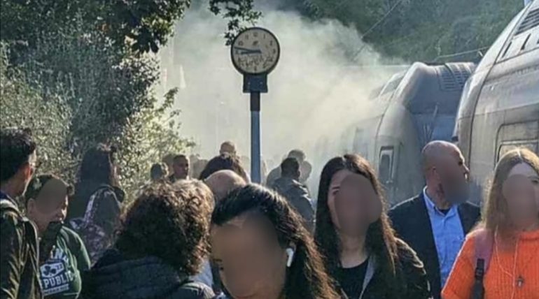 Il treno Eav anticipa il Conclave: fumata bianca e treno soppresso a Castellammare