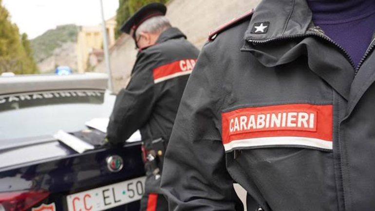 Giugliano, chiede aiuto ai carabinieri, poi si barrica in casa: aveva droga. Arrestato 50enne