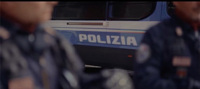 Giugliano, uomo armato irrompe in un bar e minaccia di sparare: arrestato