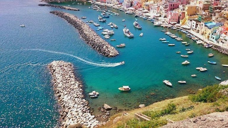 Procida: blitz anti-abusivismo alla Marina di Corricella, sequestrate coperture illegali