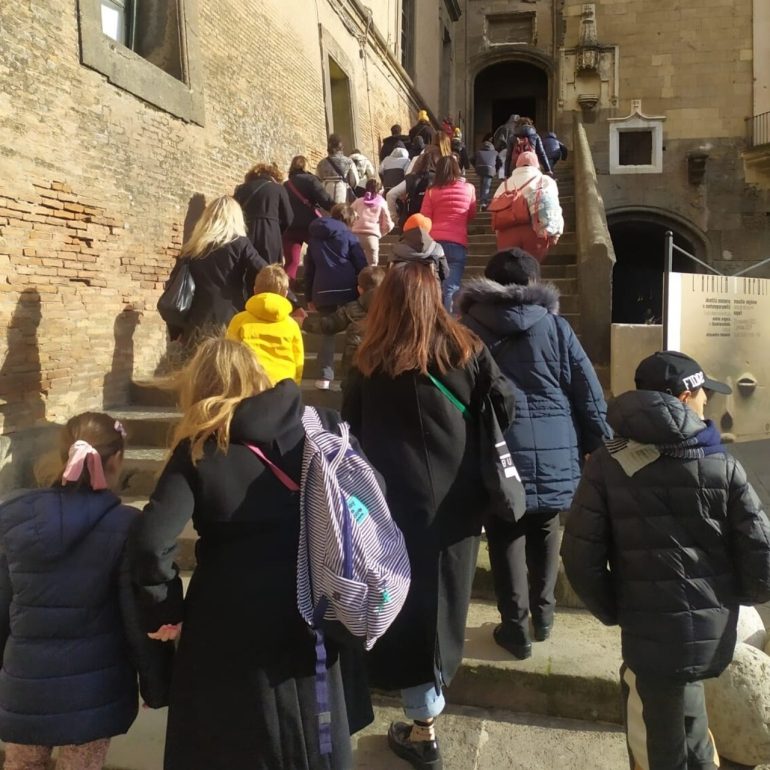 Giro Giro Napoli omaggia la storia della città per i 2500 dalla fondazione – il programma di percorsi per i bambini