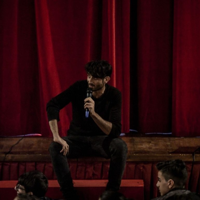 Sherlock I’m Not Holmes: Luca Varone porta in scena al Teatro Acacia un giallo teatrale che sfida la lingua e il sistema educativo