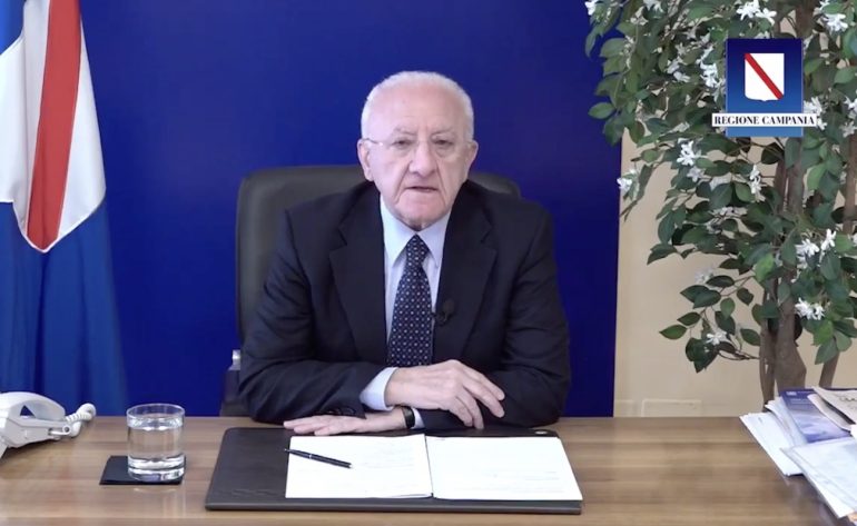 De Luca forse si è arreso: “Mi riprendo la vita, ma la Campania non torni nella palude”