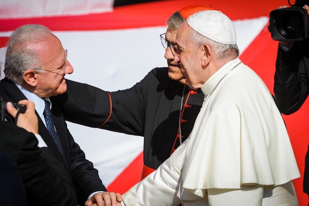 Papa Francesco, il cordoglio di De Luca e Manfredi: “Il mondo oggi è più povero”
