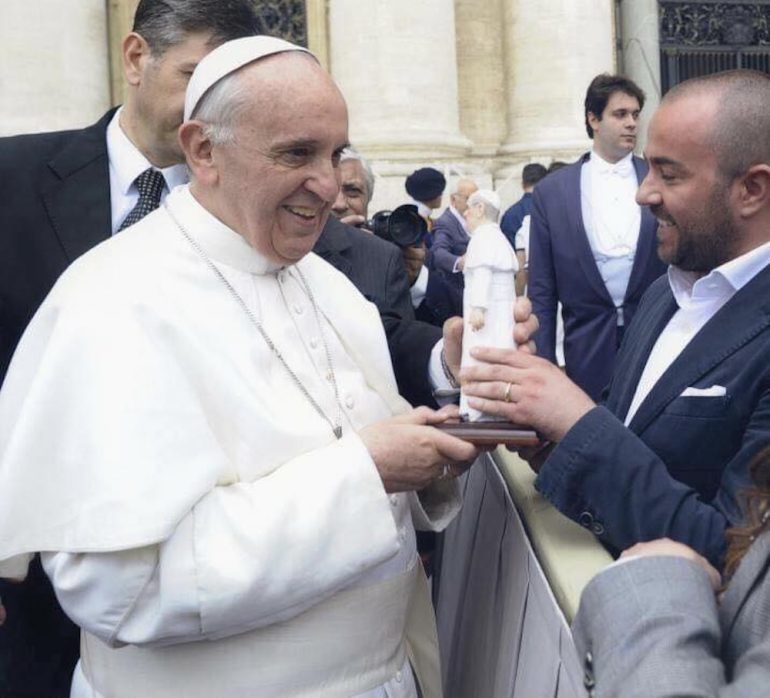 Napoli, San Gregorio Armeno: boom di richieste per la statuina del Papa