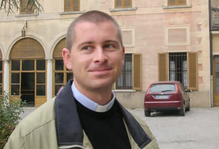 Sacerdote ai domiciliari per violenza sessuale su minori