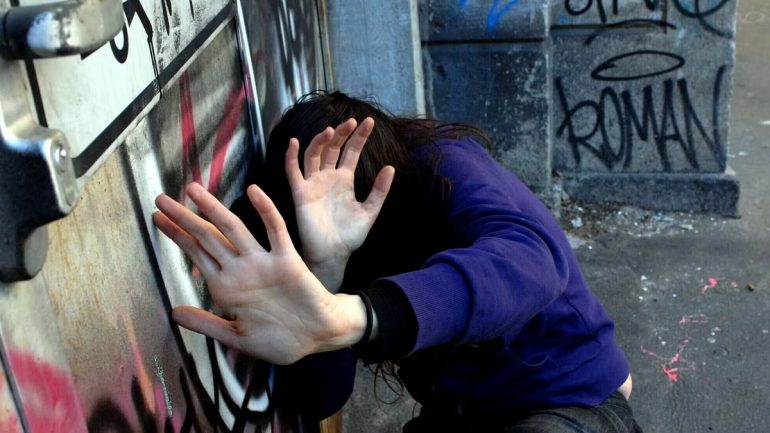 Arrestato 38enne nel Casertano: minacciava e picchiava i genitori per soldi e alcol