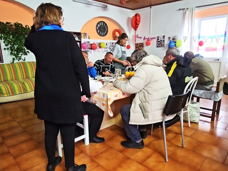 Ischia, resta aperto il dormitorio Diocesano di Forio per i senzatetto: vittoria dei volontari