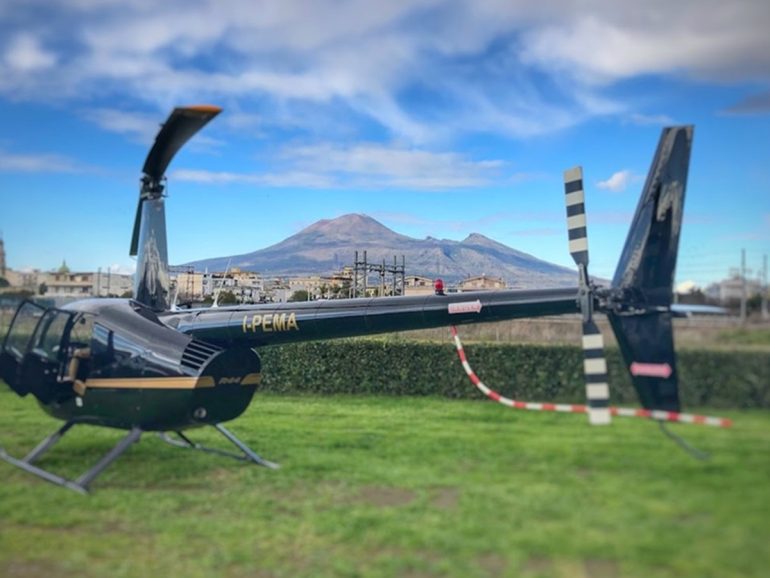 Pompei, cielo senza regole: elicotteri abusivi per turisti e matrimoni. Scatta il sequestro
