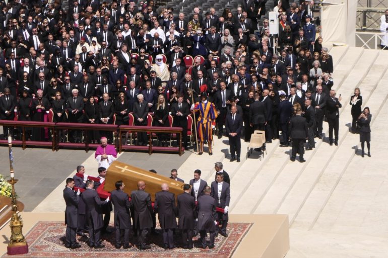 Roma, folla immensa per l’ultimo saluto a Papa Francesco: il feretro a Santa Maria Maggiore