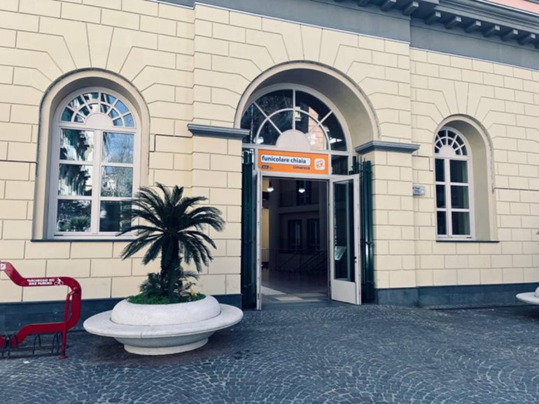 Napoli, funicolare di Chiaia ancora ferma: 28 mesi di chiusura, 9 milioni spesi e disagi continui. Chiesti accertamenti della magistratura