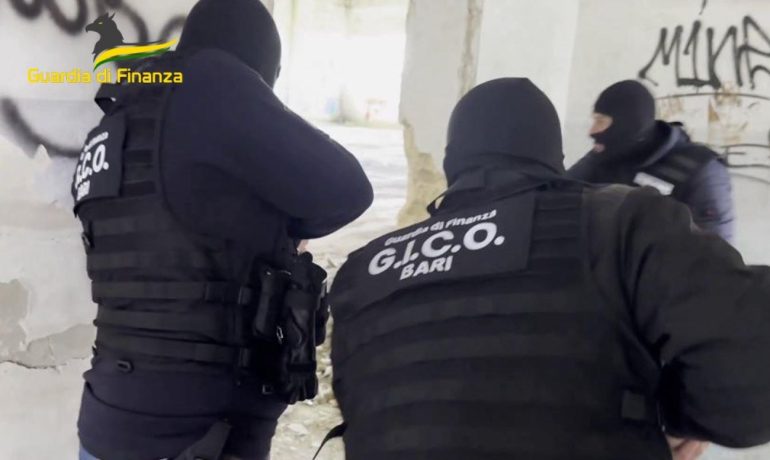 Il clan di Bari guidato dal boss Misceo  dal carcere di Secondigliano: 22 misure cautelari