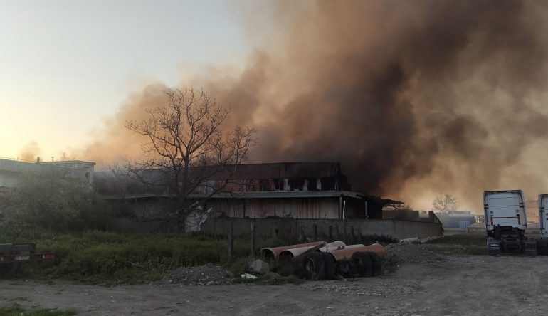 Scafati, nuovo incendio nel deposito rifiuti: indagine della magistratura