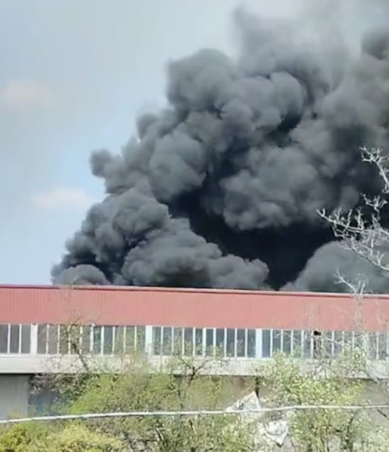 Scafati incendio nel deposito rifiuti: disastro ambientale in periferia VIDEO