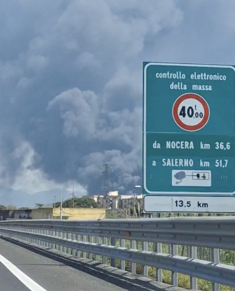 Incendio a Scafati, 16 famiglie evacuate: scoppia la polemica sulla gestione del deposito rifiuti