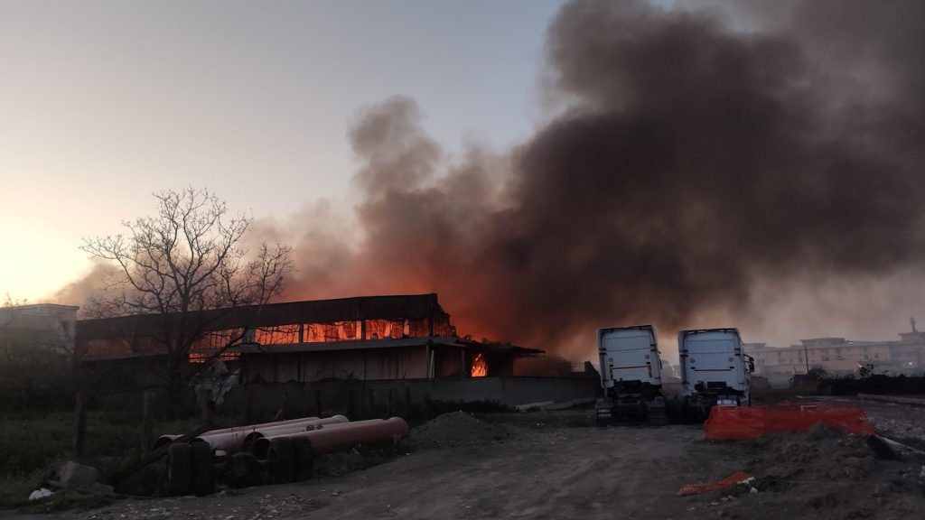 Incendio a Scafati: il sito di rifiuti era senza impianto anticendio: collassato il capannone