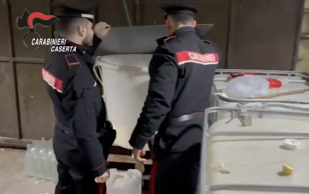 Aversa, scoperto laboratorio clandestino di alcolici