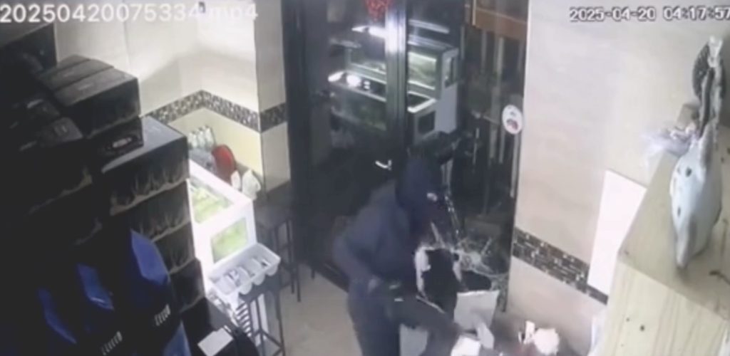 Napoli, ladro scassina il ristorante “Il Sole di Notte”. Luca Di Stefano posta il video