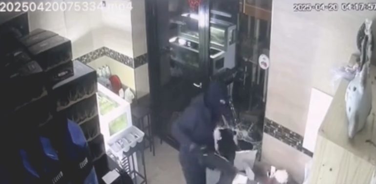 Napoli, ladro scassina il ristorante “Il Sole di Notte”. Luca Di Stefano posta il video