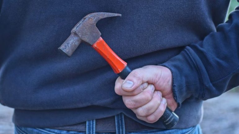 Pianura: aggredisce la compagna con un martello. Arrestato 50enne
