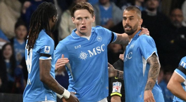 La doppietta di McTominay porta il Napoli in vetta alla Serie A dopo la vittoria della Roma sull’Inter
