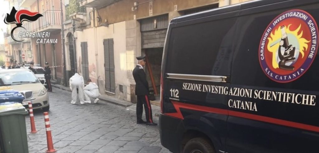 Madre lancia la figlia di 7 mesi dal balcone: fermata. Soffriva di gravi disturbi psichiatrici