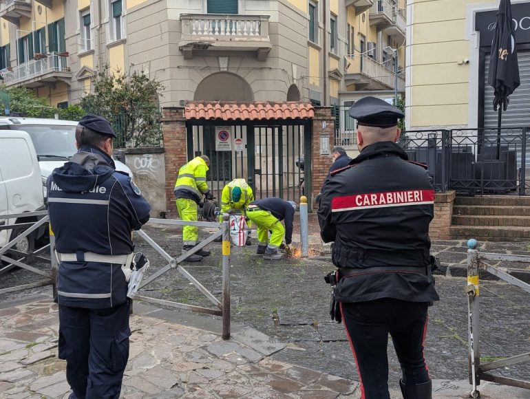 Napoli, smantellati paletti abusivi al Vomero