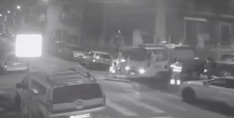 Napoli, netturbini scaricano cartoni in strada a Bagnoli: video li incastra