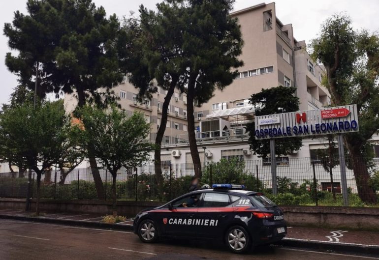 Castellammare, picchia il medico in ospedale con la stampella: arrestato 57enne