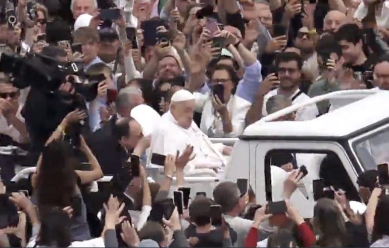 Papa Francesco invoca la pace a Gaza e poi scende tra i fedeli a piazza San Pietro