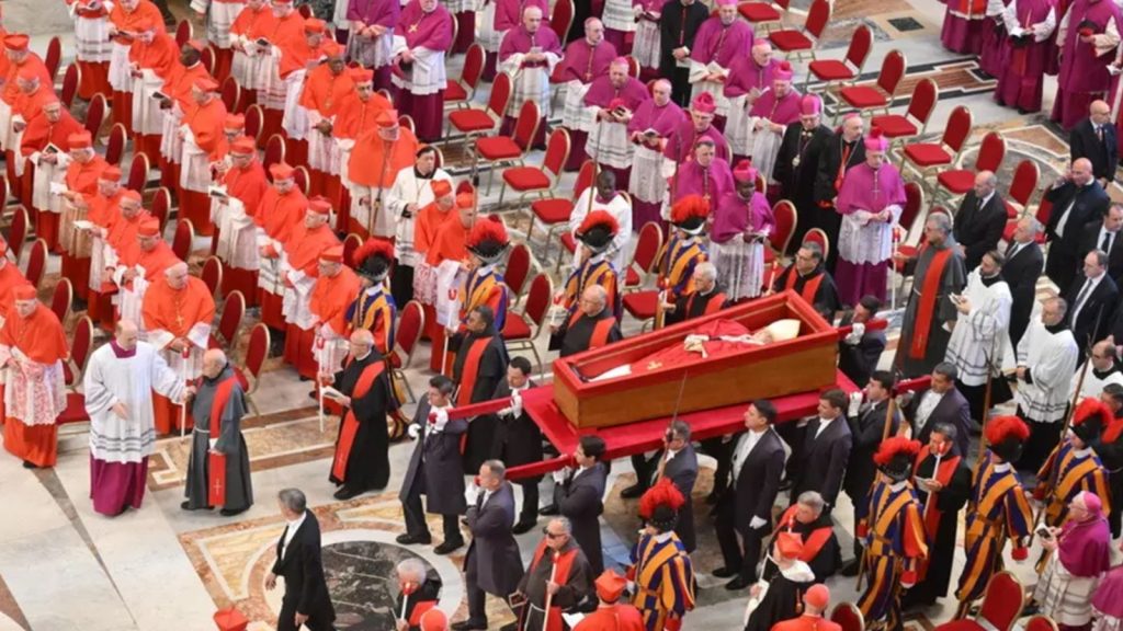 Italia ferma per l’ultimo saluto a Papa Francesco: ecco cosa cambia fino a sabato