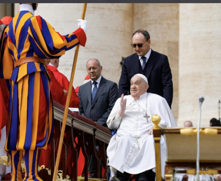 Piazza San Pietro in festa: il Papa a sorpresa per le Palme