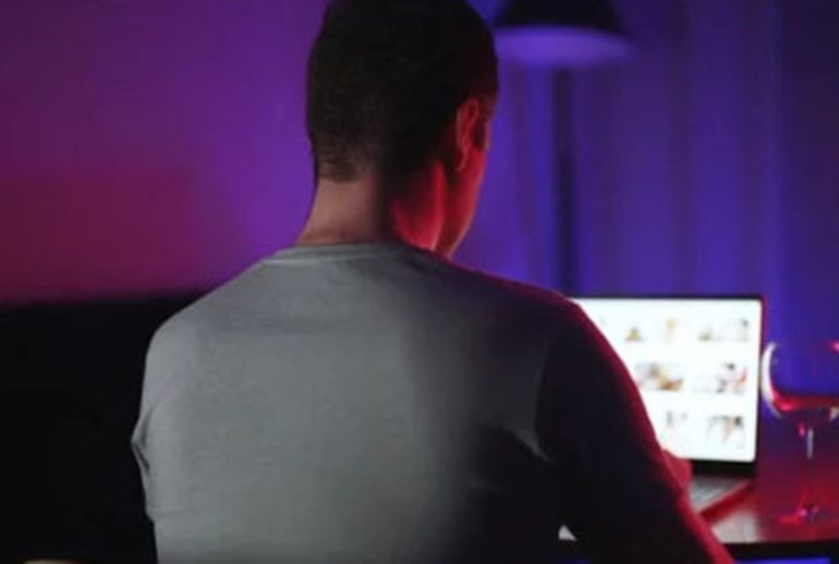 Abusava di minori in cambio di soldi e regali: arrestato l’orco di Sarno