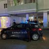 Uomo prende la moglie a martellate, cade dal balcone e