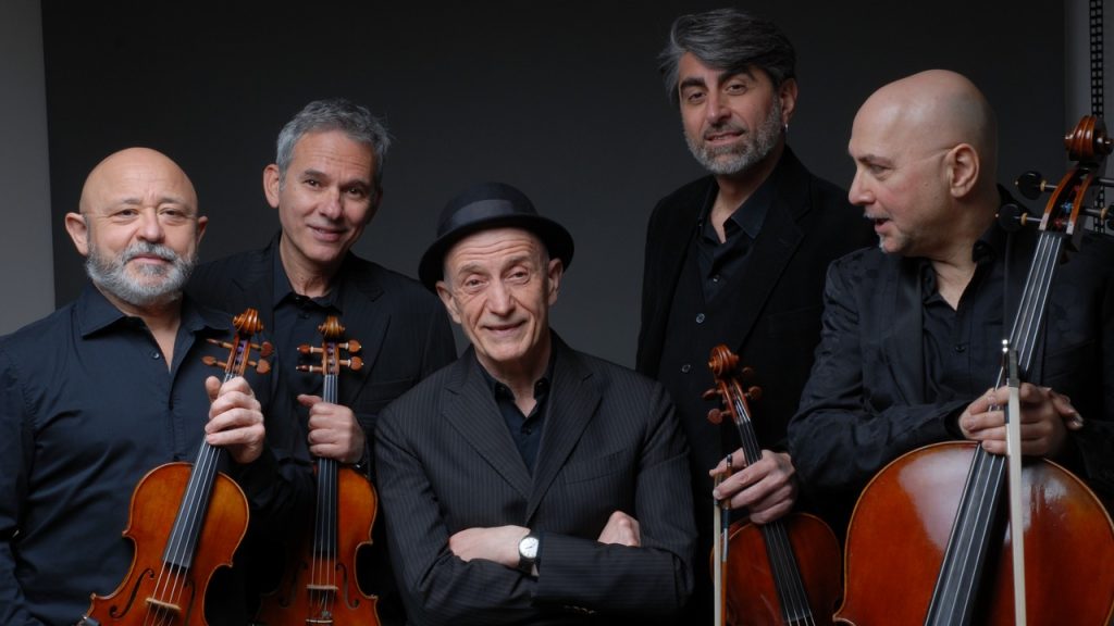 Peppe Servillo e Solis String Quartet portano Carosonamente al Teatro Lendi dal 9 aprile, un evento da non perdere