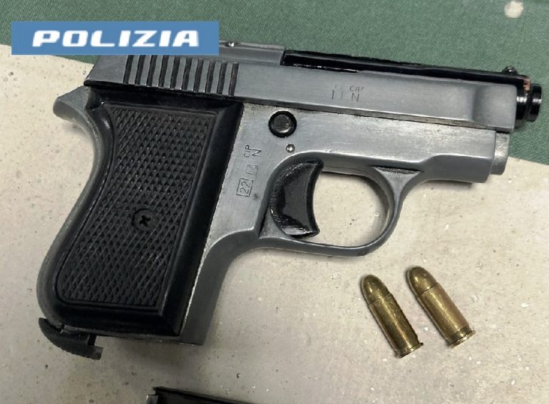 Napoli, 19enne fermato armato in piazza Salerno