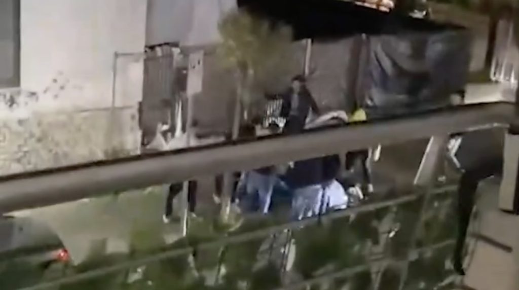Giugliano, brutale pestaggio in strada: sette contro uno