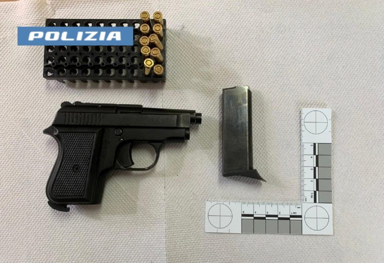 Nola, pistola a salve e munizioni in auto: arrestato 35enne